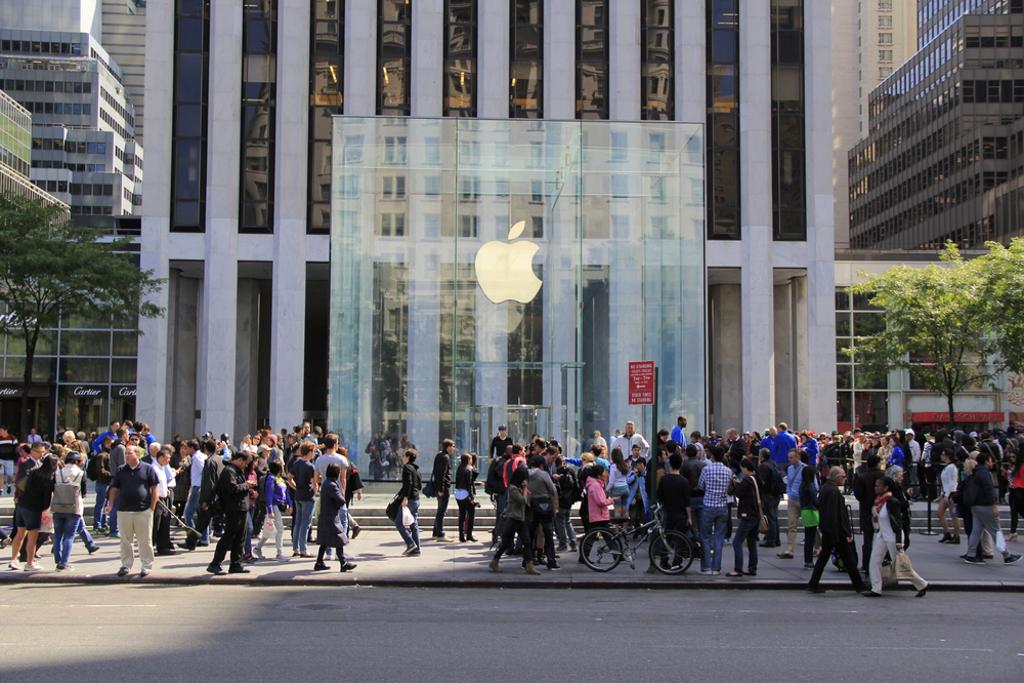 美國一名男子買300台iPhone，剛出店門就被搶。（示意圖／Shutterstock）