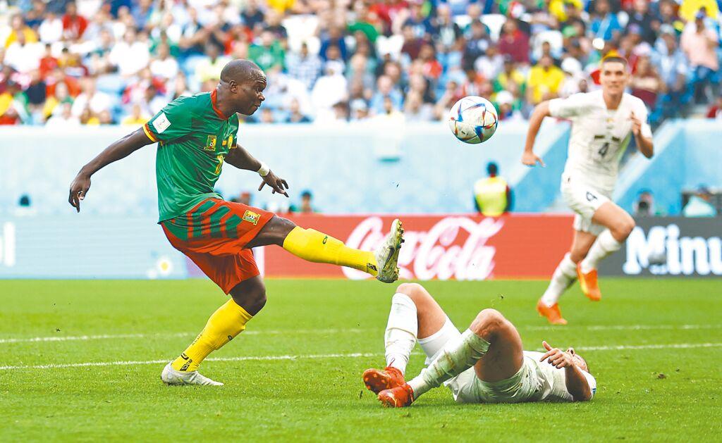 喀麥隆前鋒阿布巴卡（左）在第63分鐘右腳挑射破門，吹起非洲雄獅反攻號角。（路透）