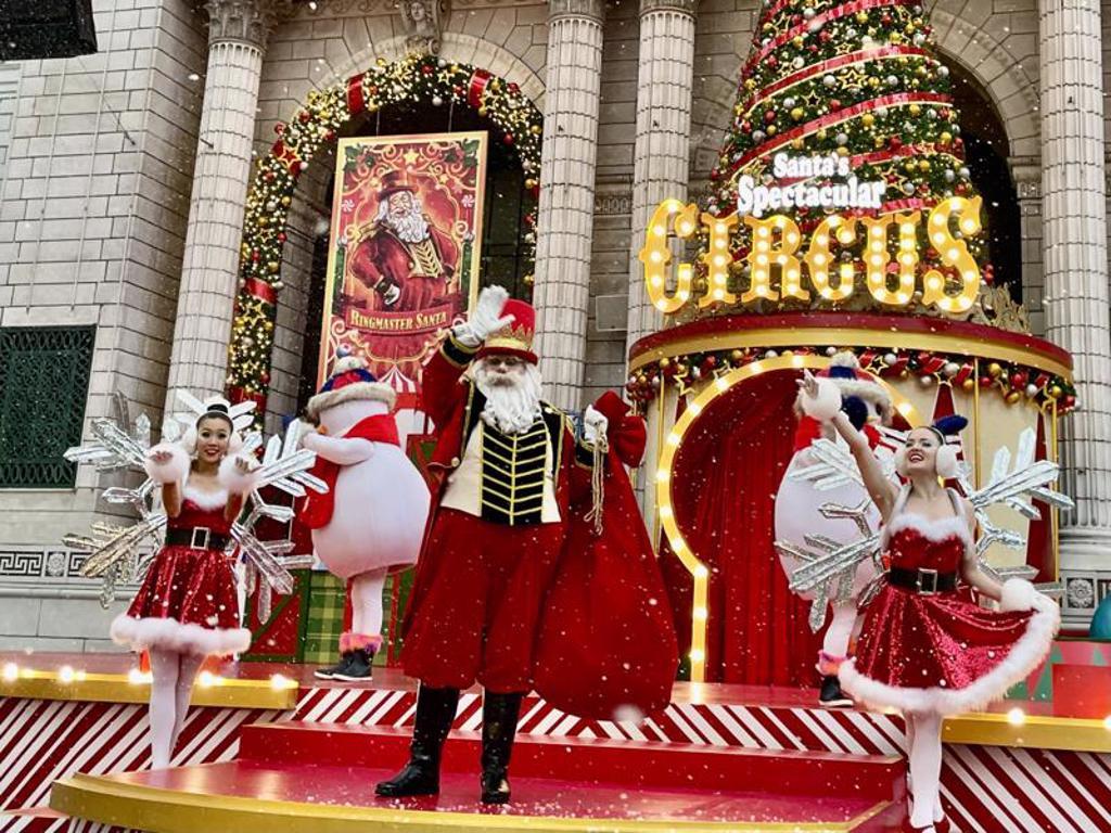 疫情緩解，新加坡遊客逐步回流，新加坡環球影城2022年也恢復大型耶誕活動，主打聖誕老人領軍的馬戲團演出，還下起了「熱帶雪」。
（圖/ 中央社）