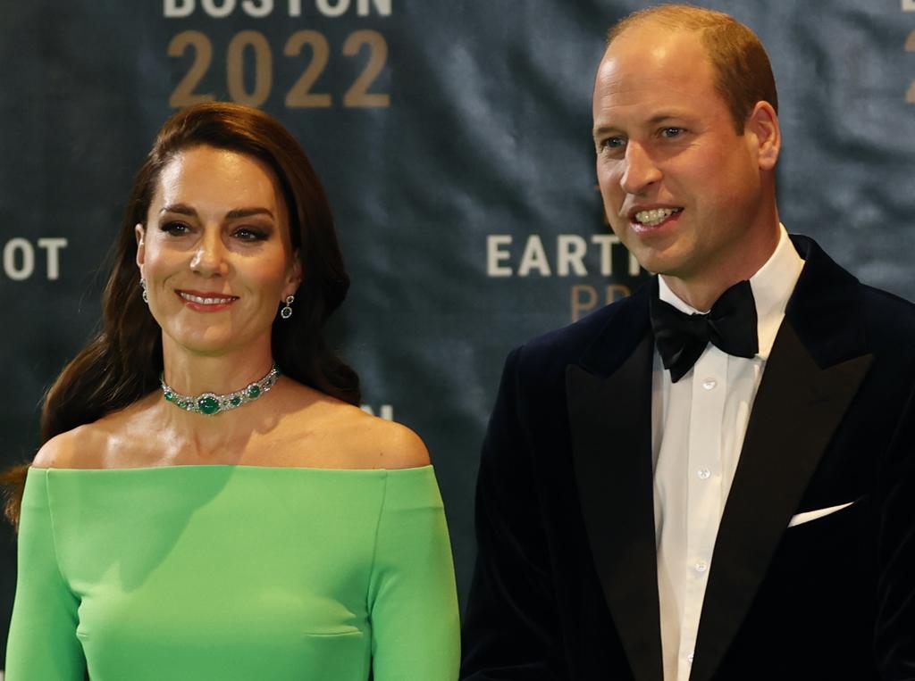 威爾斯王妃凱特2日穿著租來的亮綠色禮服，和夫婿威廉抵達波士頓米高梅音樂廳（MGM Music Hall）的「為地球奮鬥獎」（The Earthshot Prize）頒獎現場。（美聯社）