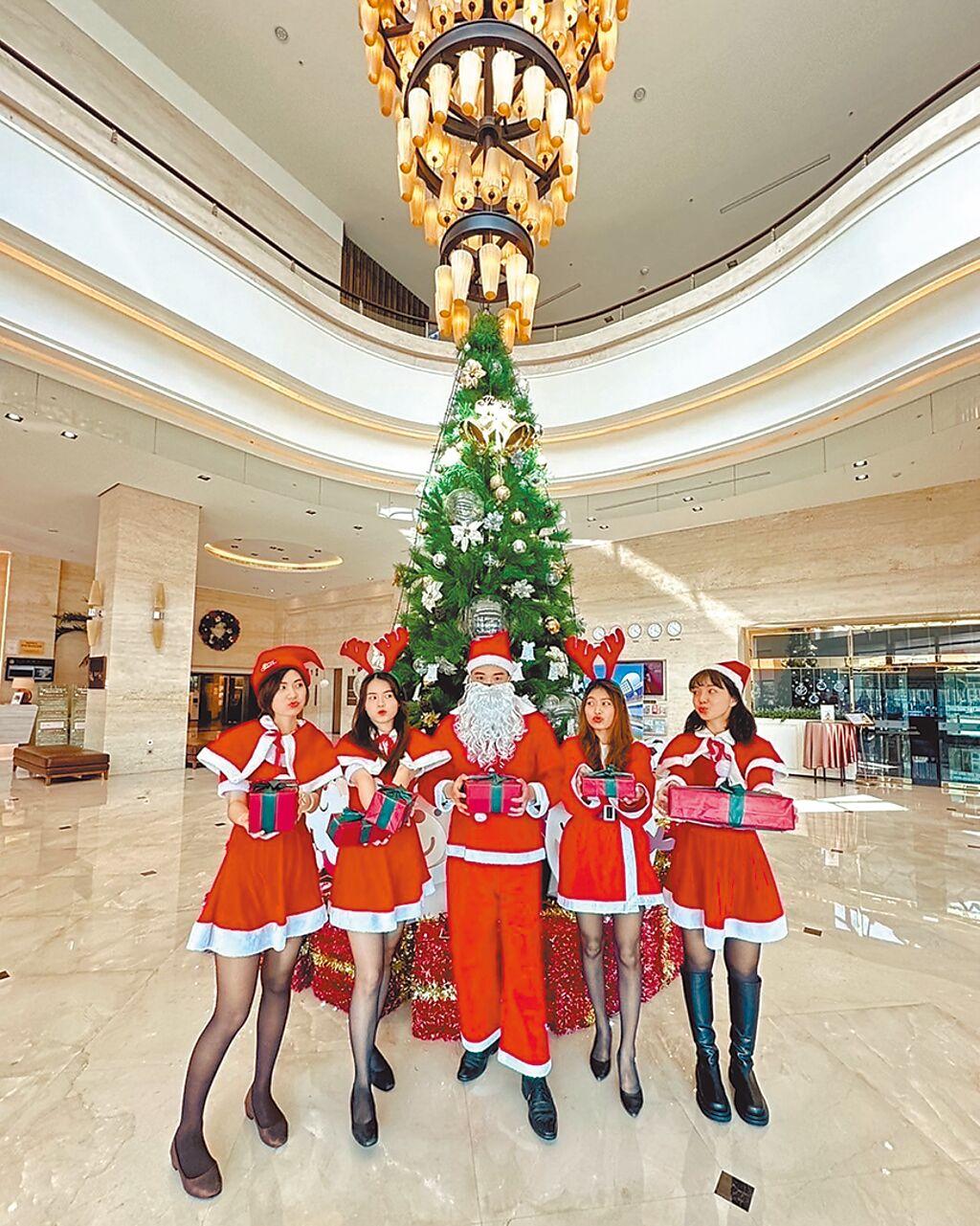 「點亮希望，傳愛計畫」由台中港酒店扮演耶誕老公公，為孩童達成願望。圖／台中港酒店提供