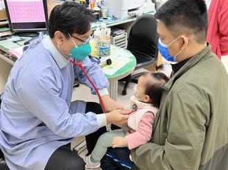 光田醫院小兒科醫師黃中明發現，近來兒童門診中，久咳不癒童明顯有增多的趨勢。（光田醫院提供）