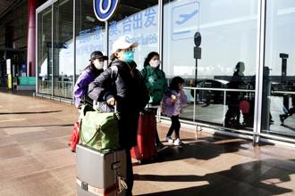 中國大陸新冠疫情擴散，不過當局即將在2023年1月8日鬆綁入境措施、恢復出境旅遊，各國嚴陣以待。圖為北京首都機場。（圖／美聯社）