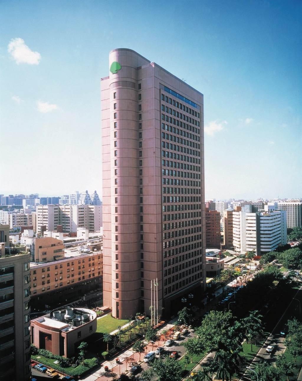 國泰金控今公布 2022年全年獲利，受產險防疫保單影響、壽險投資部位衝擊，全年僅賺380.1億元。(資料照)