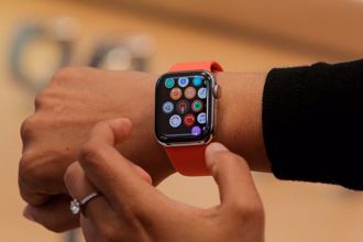 綜合報導顯示，蘋果計畫最快在明年將自家生產的MicroLED螢幕導入Apple Watch Ultra高階系列產品中，這也意味將終止和三星、LG等業者的合作。(shutterstock)
