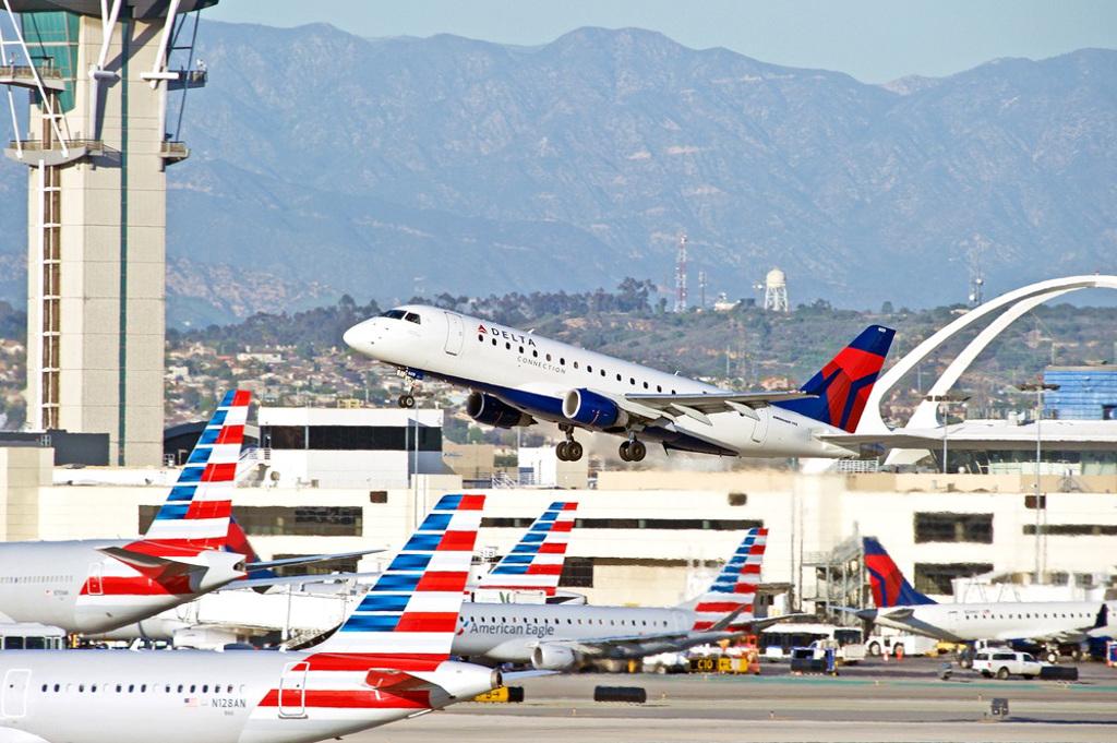 美國一架達美航空（Delta Air Lines）及美國航空（American Airlines）客機13日差點相撞。（資料照／shutterstock）