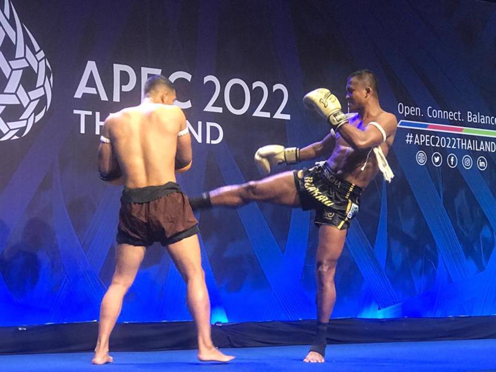 泰國政府發展軟實力，希望增加在國際舞台的能見度，泰拳成為推廣的重點項目。圖為111年11月APEC期間外交部邀請知名泰拳手白蓮花（右）示範如何打泰拳。（中央社）