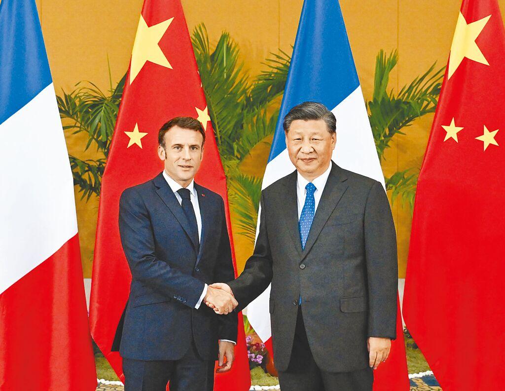 法國駐華大使羅梁去年11月底受訪時表示，法國總統馬克宏期待再訪中國。圖為去年11月15日，中國國家主席習近平（右）在印尼峇里島會見馬克宏。（新華社）