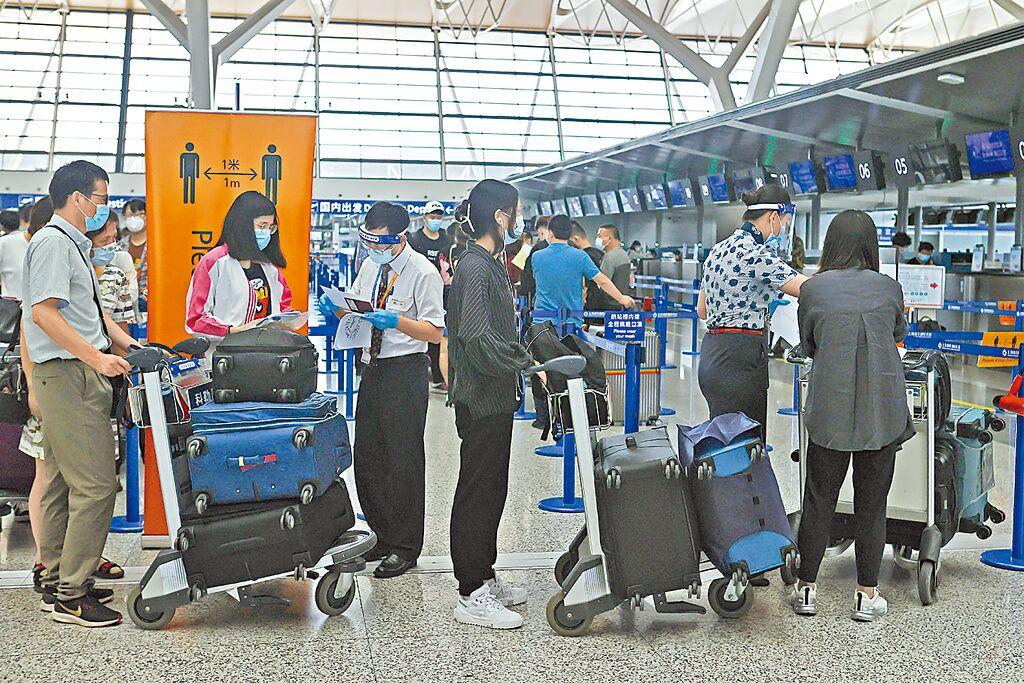 在陸台商期待台灣政府能加速恢復航點與兩岸航班數，對過年因機票高漲而苦不堪言的台幹台青給予幫助。圖為留學生在上海浦東機場排隊辦理登機手續。（中新社資料照片）