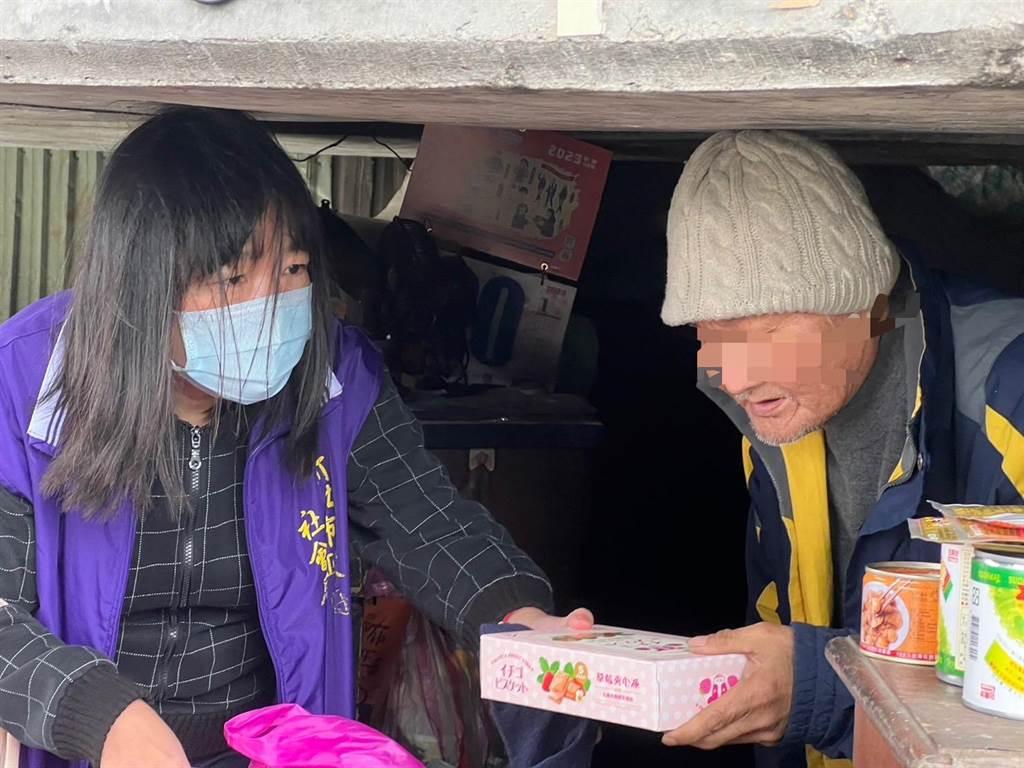 新北市社會局持續服務街友，本月20日至29日下午13時至18時，在板橋區的街友外展服務中心開設熱食站，並在假期首日前往三重區重新橋等地發平安袋、勸導安置。（新北市社會局提供）