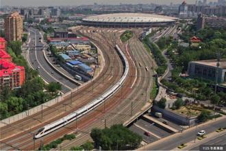 中國大陸目前營運中的最快高鐵時速達350公里。（新華社）