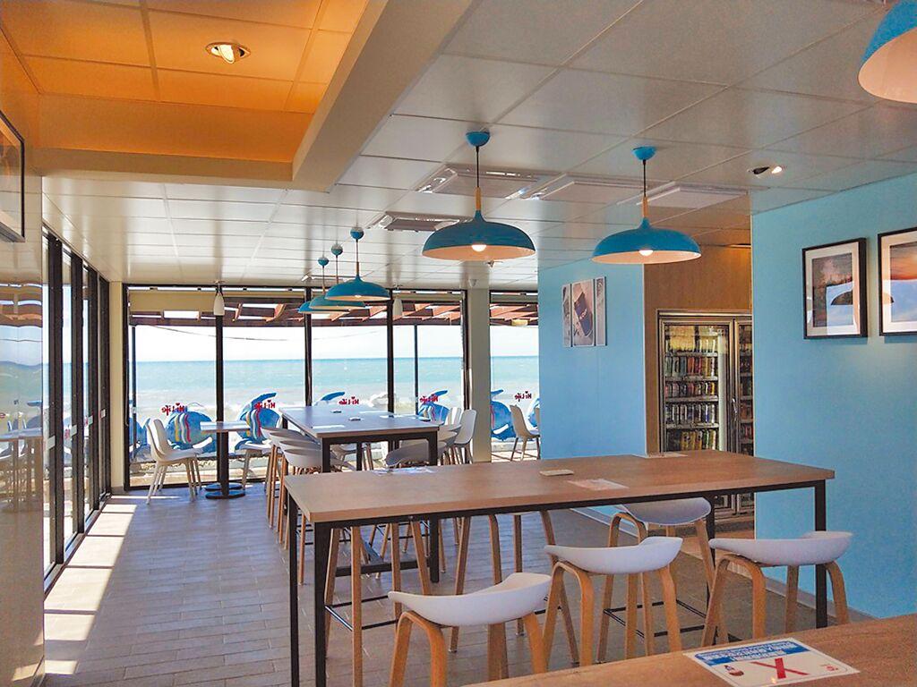 萊爾富枋山海景店坐擁整片無敵海景，店內也規畫偌大休憩區提供舒適用餐環境。（萊爾富提供）