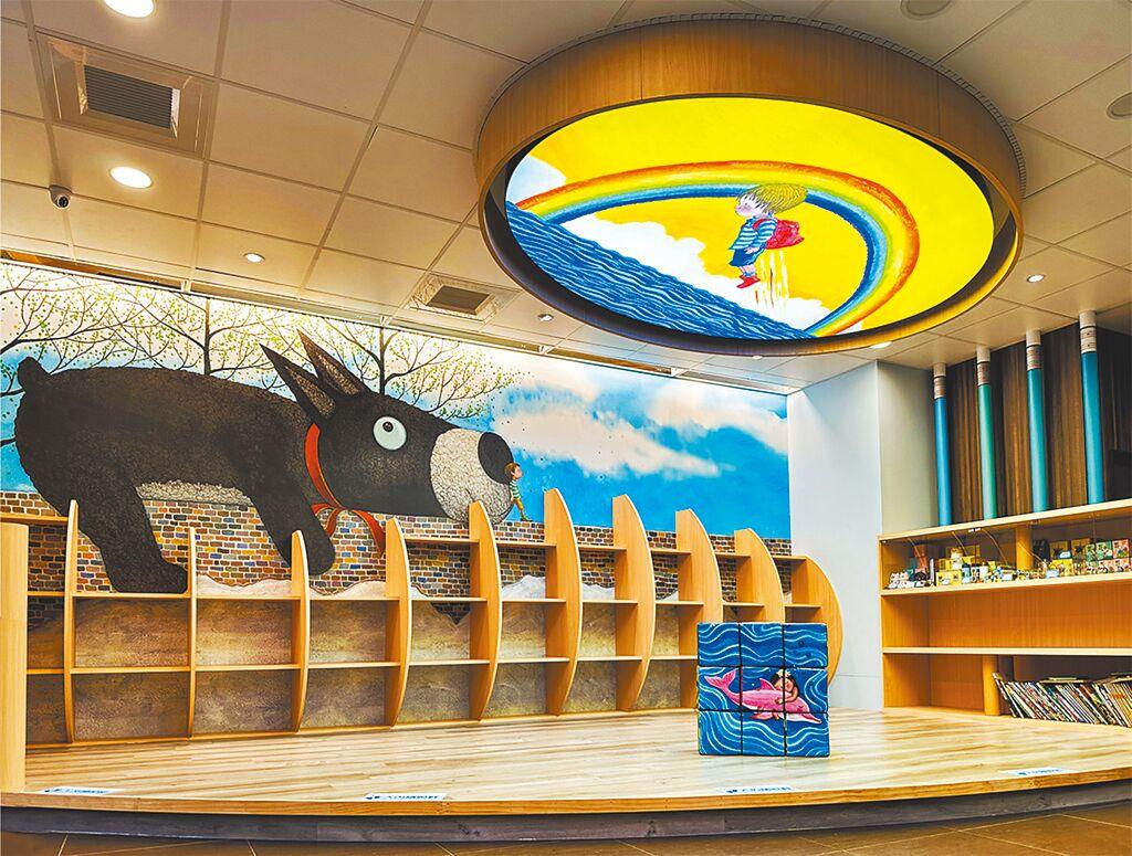 萊爾富林口童樂店精心規畫兒童遊憩閱覽區及專用座椅，打造親子友善空間。（萊爾富提供）