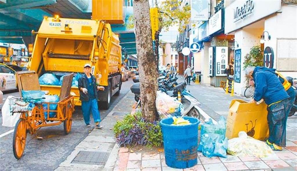 台北市環保局將自明日起恢復收運一般垃圾、廚餘及資源回收物。（本報資料照片）