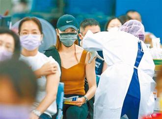 台北市新冠疫苗接種預約平台第48期於1月24日起至27日上午9時至晚上9時開放預約，本次提供逾7萬7000個名額。圖為接種的民眾。（本報資料照片）