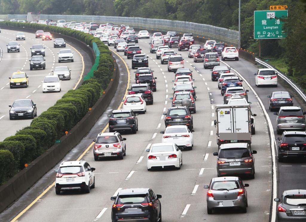 大年初四高公局預估國道交通量為138百萬車公里，為平日年平均的1.6倍，其中北向交通量可達77百萬車公里，為平日年平均的1.8倍。（圖／示意圖，陳怡誠攝影）