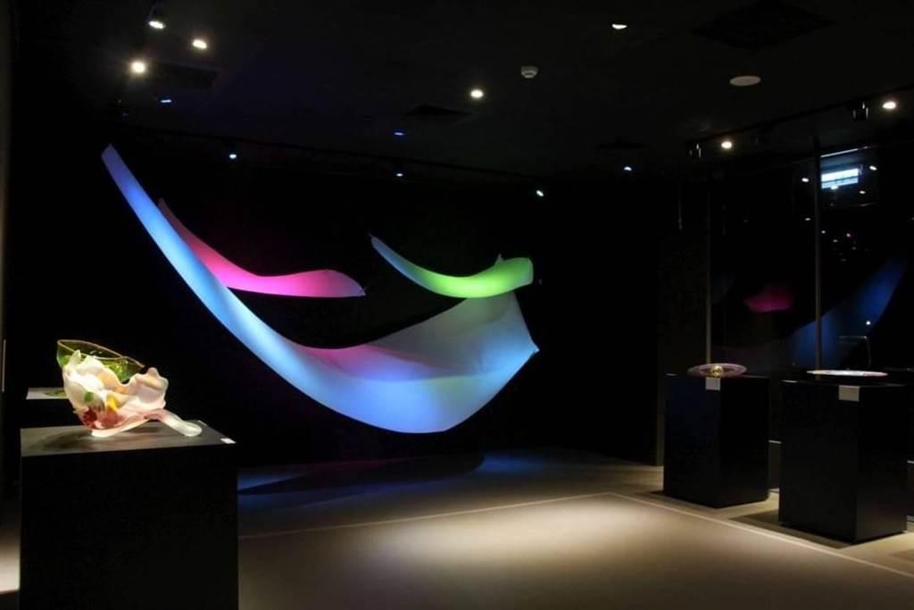 新竹市玻璃工藝博物館正展出「表面深度─穿越生活表象玻璃工藝展」。（新竹市政府提供／王惠慧新竹傳真）