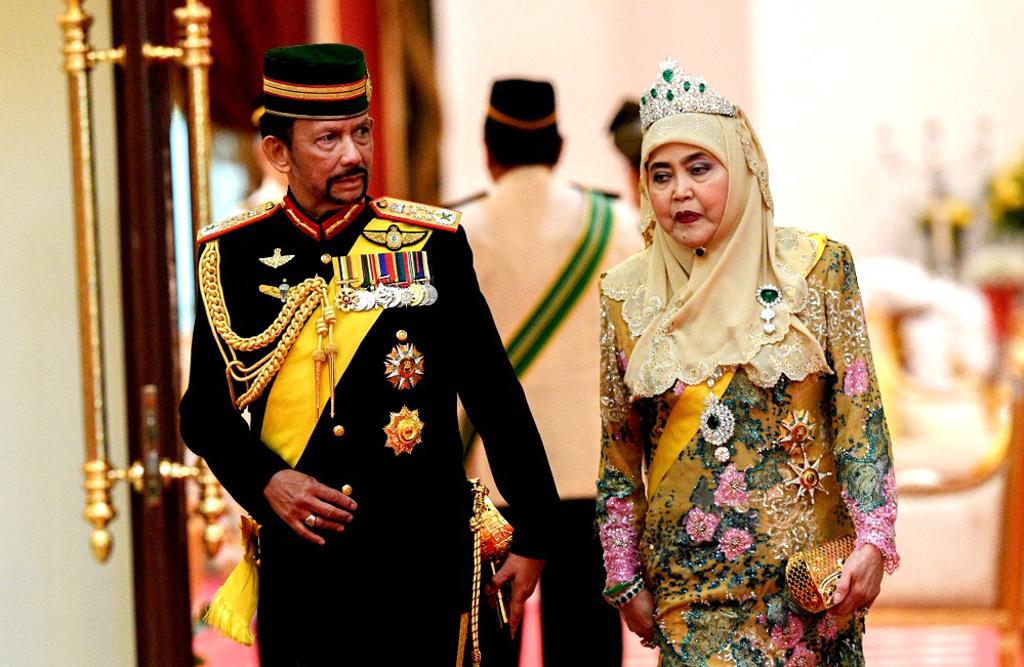 38歲的汶萊阿莎瑪公主（Princess Azemah）近期與堂兄弟巴哈爾王子（Prince Bahar）完婚，她在其中一套禮服上搭配巨大鑽石項鍊相當吸睛。圖為舉行婚禮儀式的奧瑪阿里（Omar Ali Saifuddien）清真寺。（資料照／shutterstock）