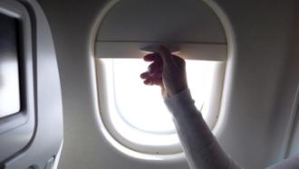 美國一名男子分享搭乘飛機、坐在靠窗位置時，後方乘客不斷伸手向前拉開他座位旁窗戶遮光板的影片，男子最終受不了，直接用手拍掉陌生乘客的手，影片引發網友熱議。（示意圖／shutterstock）