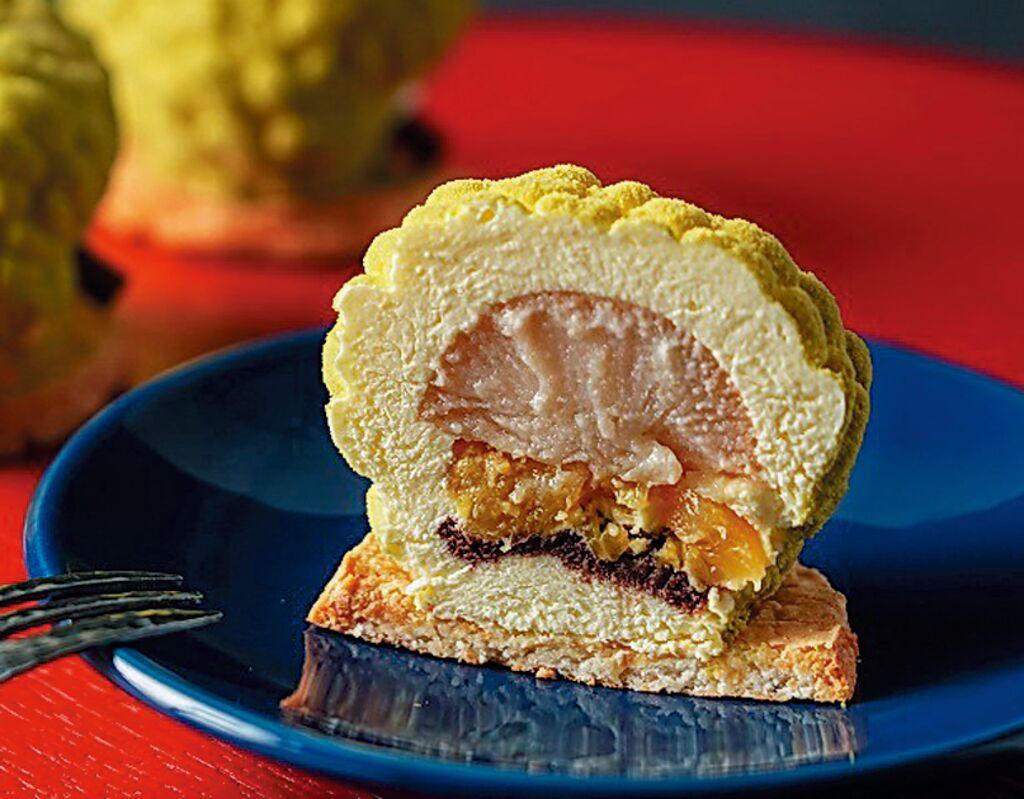開運甜點〈旺釋如意〉，以台灣在地時令水果釋迦及鳳梨為內餡，外層裹以細緻的義大利乳酪慕斯佐上抹茶粉。圖／普諾麵包坊