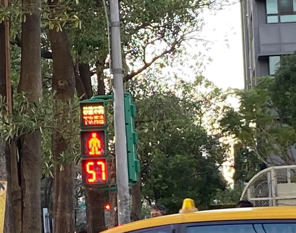 交通局配合紅綠燈秒數，在路口號誌的行人倒數計時顯示器上輪番推播「秒數不夠、下次再過」、「注意轉彎車」等警語。(台中市府提供)