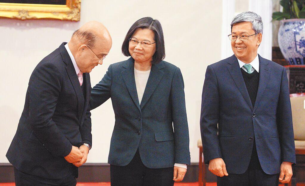 蔡英文總統日前宣布由前副總統陳建仁（右）接任行政院長，蔡在合影時輕拍將卸任的院長蘇貞昌（左）的手臂。（張鎧乙攝）