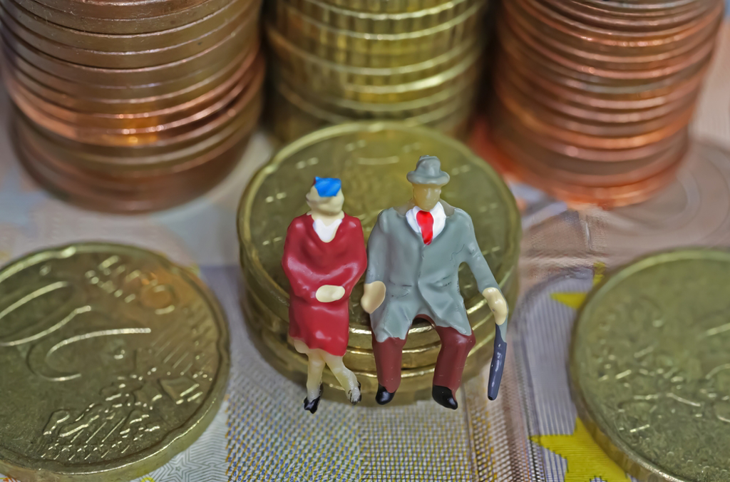 目前請領的勞保年金及勞退金月領已不到20,000元，遠低於基本工資26,400元，未來可能更低，為避免如此窘境，請領前可先試算，「選對時間」可以領更多。（示意圖/達志影像/shutterstock）