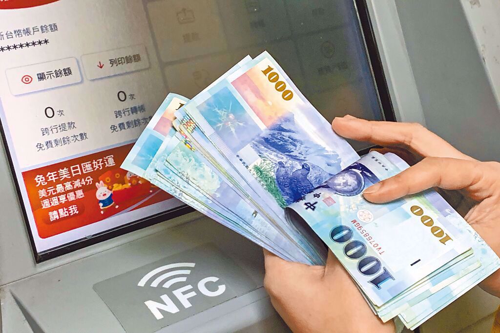 數位發展部今(2)日表示，已請財政部協調公股銀行修改ATM系統加入發放，讓近8成的ATM都可以領取6,000元。(中時資料照)