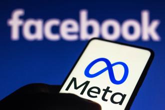 Meta前員工爆料，公司故意執行臉書負面測試導致用戶大量耗電。（示意圖／shutterstock）