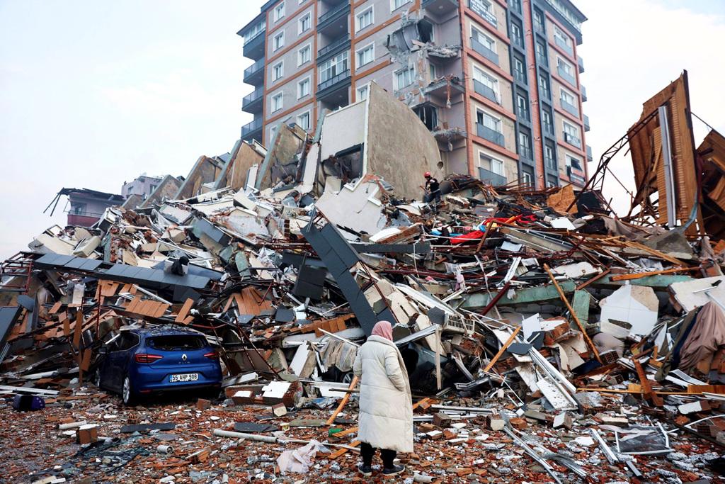 土耳其6日發生規模7.8大地震，造成數千棟建築倒塌。圖為震央地帶哈泰（Hatay）省的倒塌大樓。（圖／路透社）