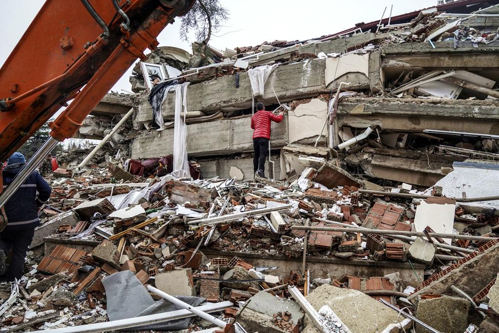 土耳其6日發生規模7.8大地震，造成數千棟建築倒塌。圖為震央地帶大城加濟安泰普（Gaziantep）的倒塌大樓。（圖／美聯社）