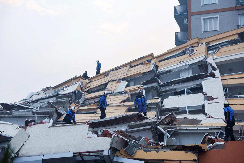 土耳其6日發生規模7.8大地震，造成數千棟建築倒塌。圖為震央地帶哈泰（Hatay）省的大樓如「鬆餅」般堆疊。（圖／路透社）