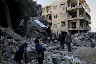 土耳其、敘利亞6日清晨發生規模7.8的世紀強震，造成超過7800人死亡，數萬人受傷。圖為民眾在倒塌的房子裡般家當。(美聯社)