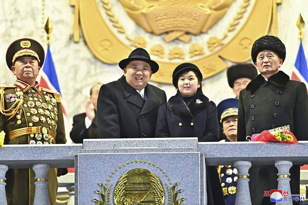 2023年2月8日，在北韓政府提供的這張照片中，北韓領導人金正恩與他的女兒金朱愛參加紀念朝鮮人民軍成立 75 週年的閱兵儀式。（美聯社）
