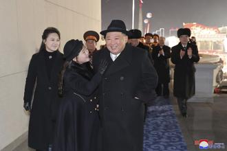 2023年2月8日，在北韓政府提供的這張照片中，北韓領導人金正恩（前右）與他的女兒李雪主和妻子李雪主（左）在參加紀念朝鮮人民軍成立 75 週年的閱兵式。（美聯社）