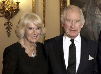 英國國王查爾斯與王后卡蜜拉（左）9月18日在倫敦白金漢宮舉行國宴，接待世界領袖和政要名流前合影。（美聯社）