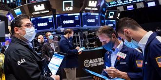 美1月零售銷售月增3%超預期，恐加深Fed升息立場，但Airbnb等財報亮眼，使美股終場黑翻紅。（圖／美聯社）