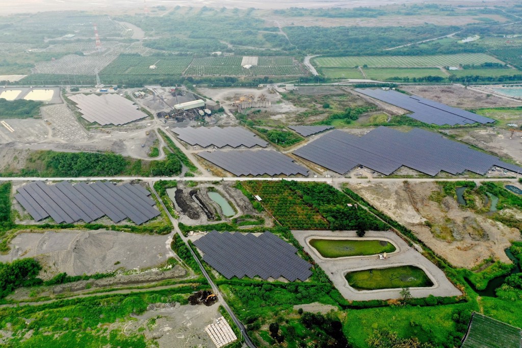 寶島陽光再生能源屏東高樹光電示範區，惡地種電案例之一。（寶島陽光提供）