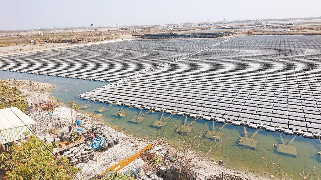 大量光電板緊鄰台南市北門區蘆竹溝村庄。（程炳璋攝）