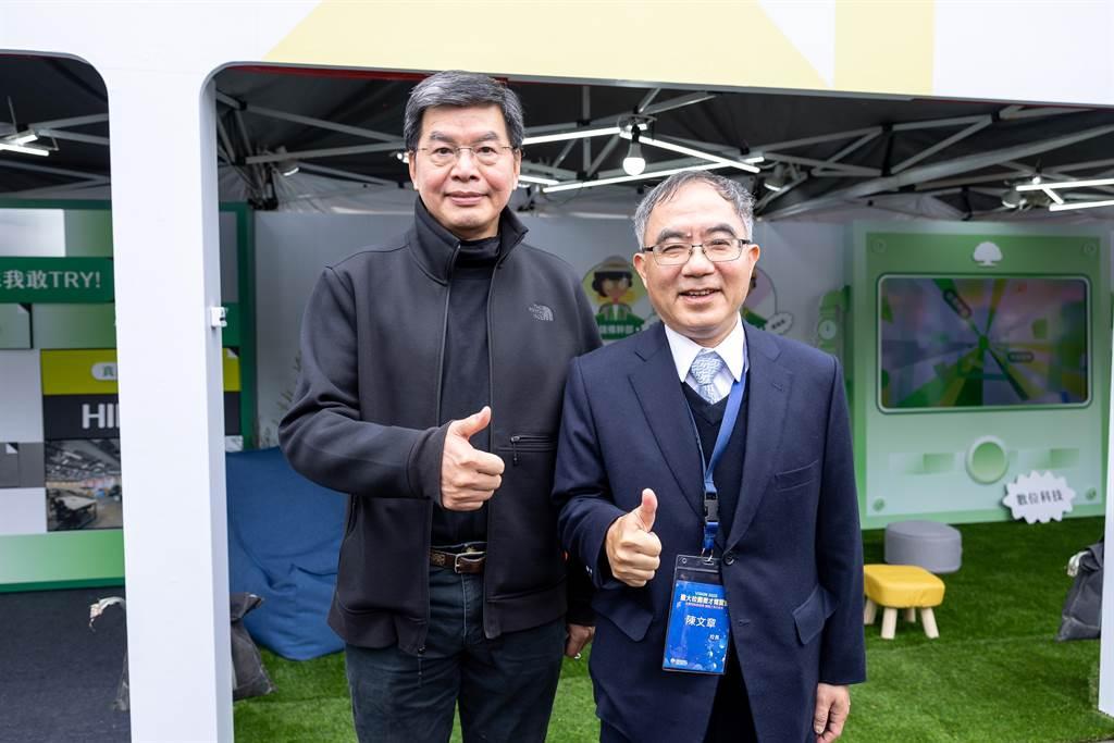 台大校長陳文章（圖右）蒞臨國泰攤位，與國泰金控李長庚總經理（圖左）合影。（國泰金控提供）　