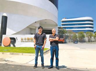 台中精機董事長黃明和（右）與總經理室經理黃獻彬（左）父子檔合力打造3G綠色奇蹟，後方為該公司智慧綠色工廠。圖／莊富安