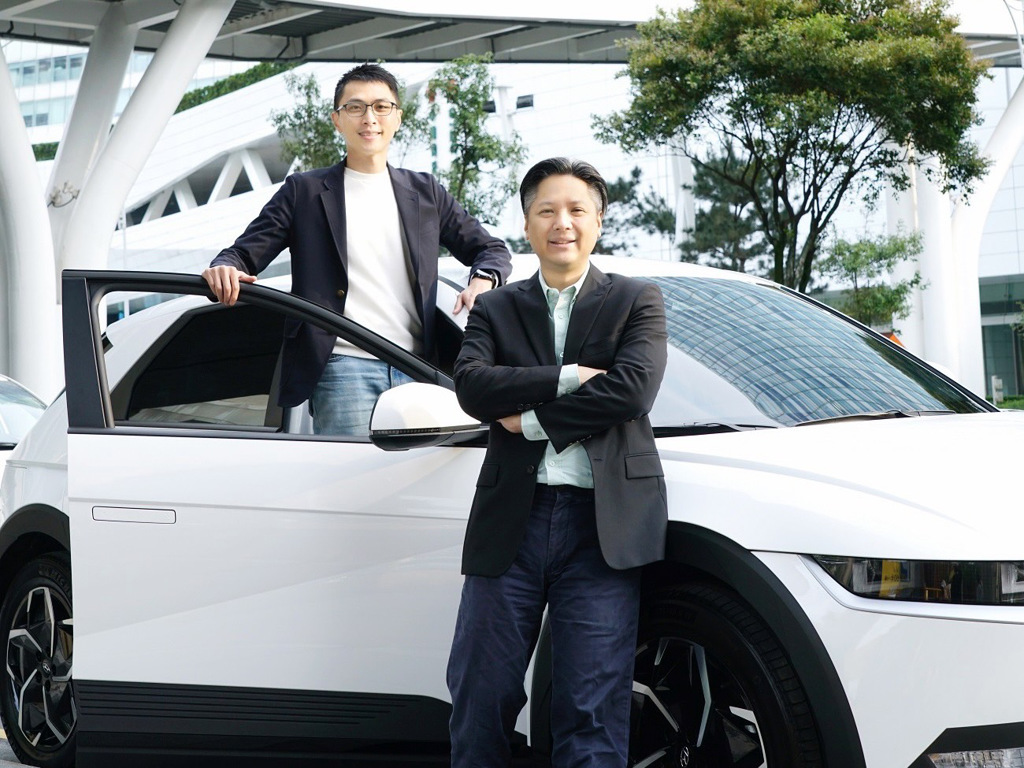 WeMo RenTour共享運具推進器版圖擴大前進全台六都加四縣市，四輪電動汽車走透台灣。圖左起為WeMo Corp.執行長劉于遜、共同創辦人暨副董事長吳昕霈。（WeMo提供）