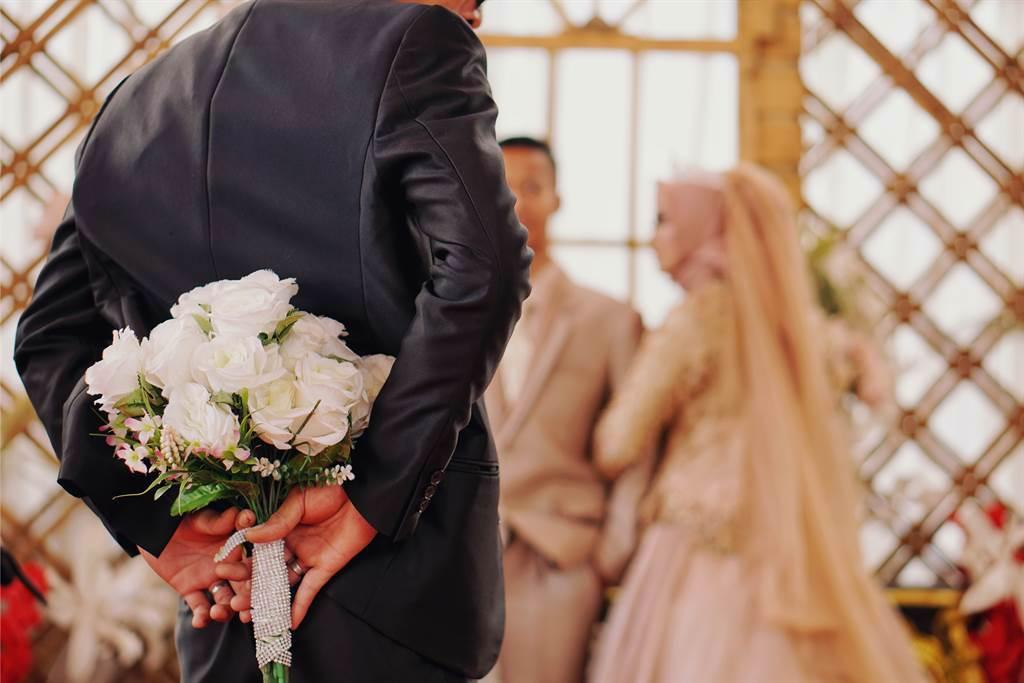 馬來西亞一名男子近日參加前女友的婚禮，竟穿超綠「忍者龜」服裝出席，讓97萬人看傻眼。(示意圖/達志影像)