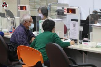 行政院院長陳建仁日前表示，會編列撥補勞保基金1000億元預算，若以每架F16戰鬥機36億元試算，相當於27架F16戰鬥機。（報系資料照）