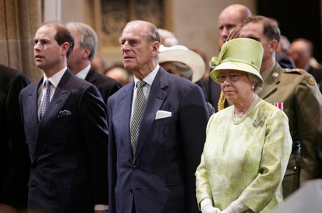 (L-R) Earl of Wessex prince edward, The Duke of Edinburgh prince philip and Queen Elizabeth attend the Commonwealth Day Service at St Andrew's Cathedral in Sydney, Australia March 13, 2006. REUTERS/Patrick Riviere/Pool/File Photo [AUS∕Sydney]
英國愛德華王子（左）是已故女王伊莉莎白二世（右）與夫婿菲利浦親王最小的兒子。圖為三人2006年在澳洲雪梨出席大英國協日禮拜時留影。（資料照／路透社）