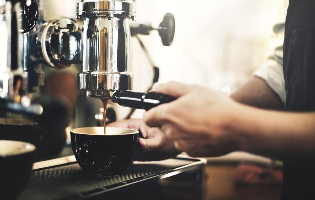 喝咖啡可降低糖尿病及心血管疾病風險，專家提醒，某些人對於咖啡因代謝較差，恐怕影響身體器官。（示意圖／Shutterstock）