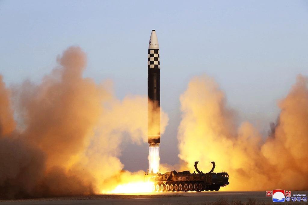 南韓軍方19日表示，北韓向東部海域發射彈道飛彈。圖為北韓16日發射洲際彈道飛彈的資料照。（資料照／美聯社、朝中社）