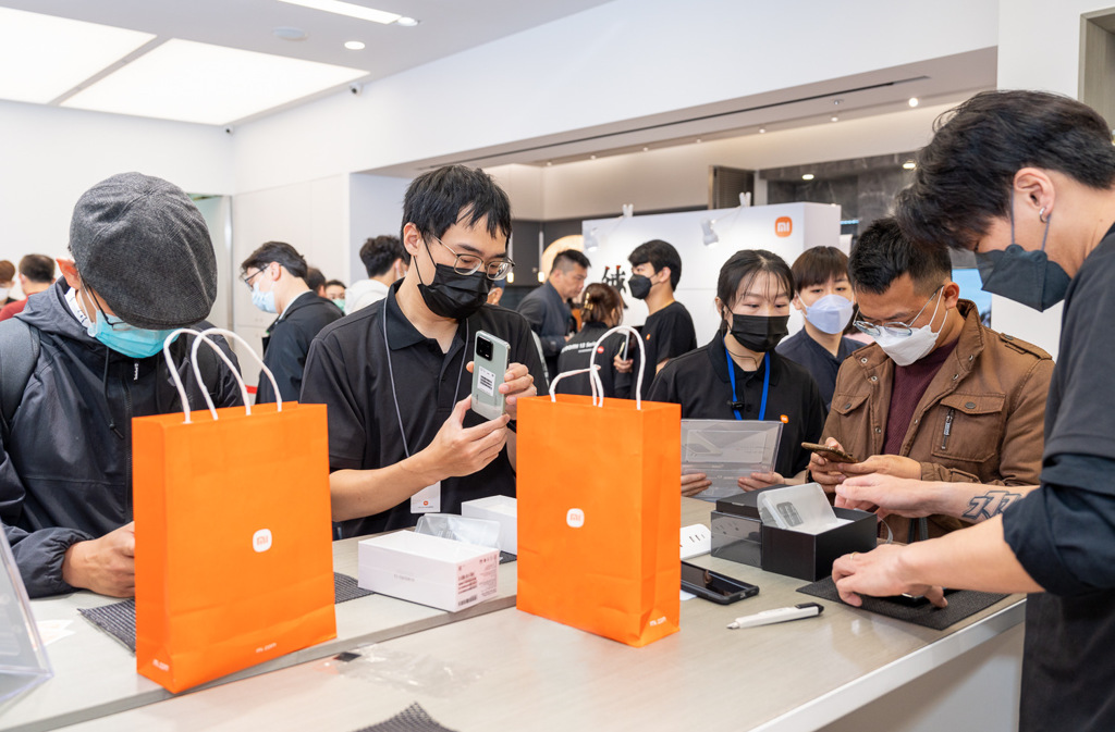 小米Xiaomi 13 Pro與Xiaomi 13自開放預購以來，平均單日預購量對比上一代更大幅增加近六成。（小米提供）