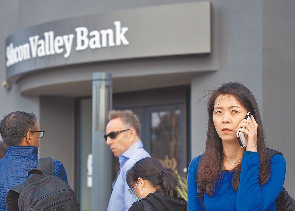 圖為客戶在美國加州聖克拉拉市矽谷銀行總部門前排隊等候辦理業務。（中新社）