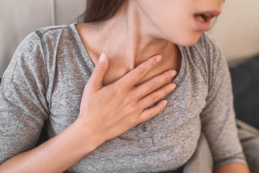 最新研究顯示，確診新冠肺炎的後遺症可能對心血管造成深遠傷害，例如心臟衰竭風險大增72%。(示意圖/ Shutterstock )